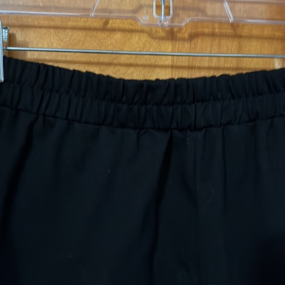 Black elastic waist shorts - Picture 2 of 3